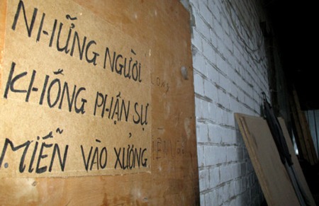 Trong một xưởng may "đen" tại Nga. “Nô lệ lao động” là cụm từ đã được sử dụng để nói về tình trạng của hàng ngàn lao động Việt Nam ở các cơ sở lao động không hợp pháp tại nước này - Ảnh: BBC.