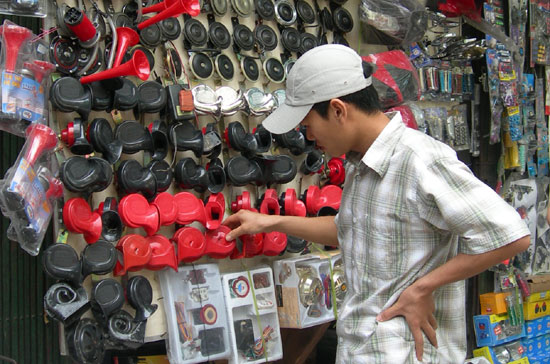 Các cửa hàng bán còi xe trở thành điểm đến của nhiều người - Ảnh: Đức Thọ.