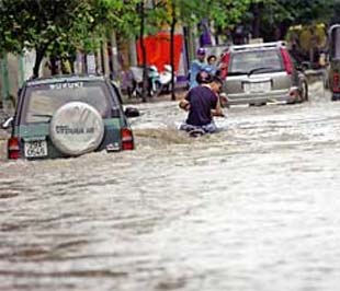 Không có một bài toán thoát nước thay thế khi cho lấp mặt hồ làm nhà và chỉ cần một cơn mưa to là cuộc sống của hàng triệu người dân trở nên bế tắc.