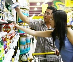 Người tiêu dùng có thêm lựa chọn khi giá nhiều mặt hàng nhập khẩu bán tại siêu thị đã rẻ hơn nhờ giảm thuế.