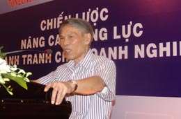 Ông Trương Đình Tuyển, Thành viên Hội đồng Tư vấn chính sách tài chính Quốc gia, phát biểu tại hội thảo “Chiến lược nâng cao năng lực cạnh tranh cho doanh nghiệp”.