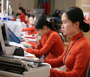 Sự kiện IFC đăng ký bán gần 9 triệu cổ phiếu Sacombank là một tác động chính của phiên. Trong ảnh: Giao dịch tại Sacombank.