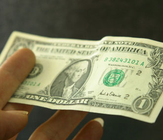 USD mất giá đang khiến nhiều doanh nghiệp xuất khẩu khốn khổ.