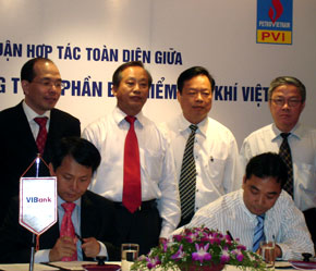 Lễ ký thỏa thuận giữa VIB Bank và PVI. Ảnh: MĐ.