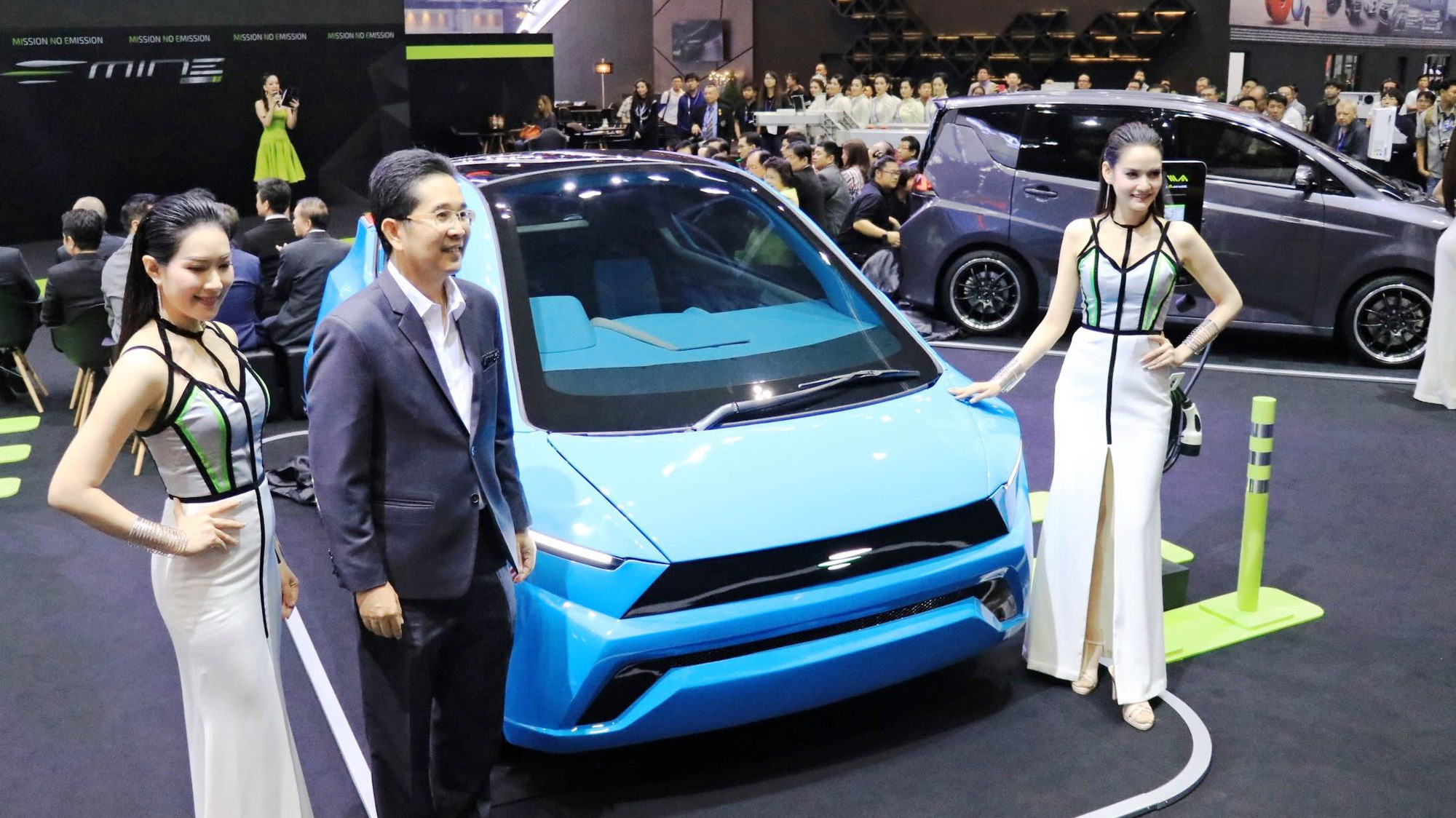 CEO Somphote Ahunai của Energy Absolute tại Triển lãm ôtô Quốc tế Bangkok vào tháng 3/2018 - Ảnh: Nikkei.