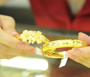So với giá vàng thế giới quy đổi (đã bao gồm thuế và chi phí), giá vàng bán ra trong nước hiện đang đắt hơn 250.000 đồng/lượng.
