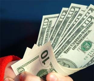 Sau đợt phối hợp hành động cắt giảm lãi suất toàn cầu hôm 8/10, lãi suất đồng USD đã giảm về mức 1,5%, trong khi lãi suất cơ bản đồng Euro còn 3,75%, lãi suất của Bảng Anh còn 4,5%.