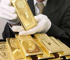 Niềm tin suy giảm khi đồng USD sụt giá mạnh là nhân tố chính khiến các nhà đầu tư đổ xô mua vàng.