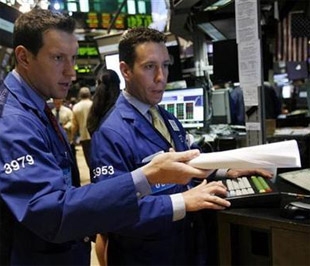 Trong tháng 5, chỉ số Dow Jones tăng 4,07%, chỉ số S&P 500 lên 5,31% và chỉ số Nasdaq tiến thêm 3,32%. Như vậy, chứng khoán Mỹ đã duy trì được mạch 3 tháng tăng điểm liên tiếp - Ảnh: Reuters.