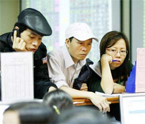 Tại sàn Tp.HCM, chỉ số VN-Index giảm mạnh so phiên trước, xuống mức 1.012,98 điểm, giảm 14,60 điểm - Ảnh: VNN.