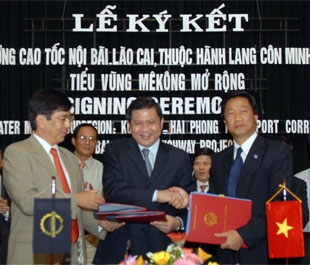Lễ ký hiệp định vay vốn giữa ADB và đại diện Chính phủ Việt Nam.