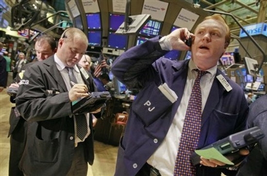 24/30 cổ phiếu trong Dow Jones giảm điểm, đưa hàn thử biểu của 30 tập đoàn lớn nhất trên sàn chứng khoán Mỹ một lần nữa trong tháng 10 mất mốc 10.000 điểm khi kết thúc ngày giao dịch - Ảnh: AP.