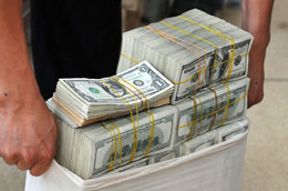 Thay vì chia sẻ và hỗ trợ, lại có hiện tượng đầu cơ ngay trên thị trường ngoại tệ liên ngân hàng - Ảnh: Hoàng Hà/VnExpress.