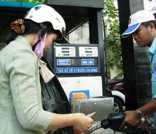 Nếu tính từ 21/7/2008 - thời điểm tăng giá xăng gần nhất - đây đã là lần giá xăng trong nước giảm lần thứ 8 liên tiếp, một kỷ lục.