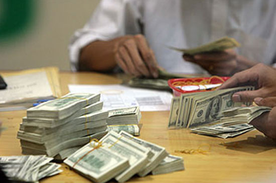 Trong khi Ngân hàng Nhà nước hôm nay tiếp tục duy trì tỷ giá bình quân liên ngân hàng ở mức 20.828 VND/USD, nhiều ngân hàng thương mại đang mạnh tay hạ giá USD niêm yết.