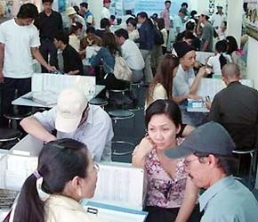 Cảnh mua bán sôi động tại một siêu thị bán điện thoại di động tại Tp.HCM - Ảnh: TT.