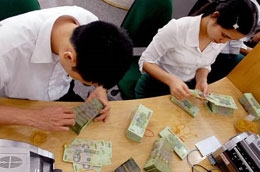Một "cú hích" tạo biến động lãi suất trên thị trường liên ngân hàng là việc Ngân hàng Nhà nước điều chỉnh các lãi suất chủ chốt.