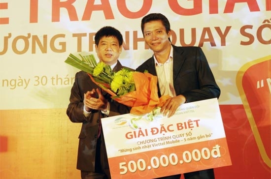 Thiếu tướng Dương Văn Tính, Phó tổng giám đốc Tổng công ty Viễn thông Quân đội Viettel, trao giải đặc biệt cho khách hàng Nguyễn Thành Sơn.