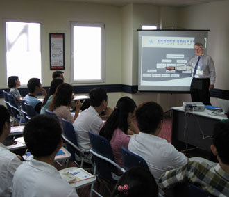 Tính hết năm 2006, đã có 34.117 người lao động nước ngoài đến làm việc tại Việt Nam.