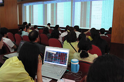 Ngay khi VN-Index đảo chiều, giao dịch trên HNX trở nên sôi động. Hoạt động quét sàn cực nhanh diễn tại nhiều mã, chuyển vị thế chất bán sàn sang canh mua một cách chóng vánh.