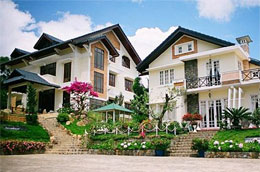 Giá công bố trung bình của khách sạn 5, 4 và 3 sao tại Đà Lạt lần lượt là 218, 61 và 32 USD/phòng/đêm.