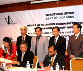 Quang cảnh lễ ký hơp đồng giữa Vihajico và 2 nhà thầu nước ngoài.