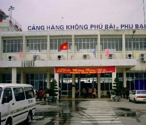 Năm 2006, sân bay Phú Bài có 2.327 chuyến bay cất và hạ cánh, tiếp đón 428.000 lượt khách.