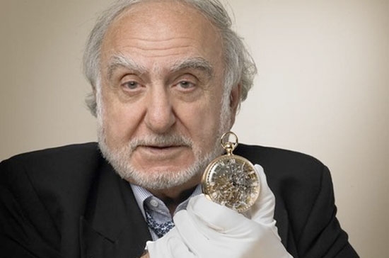 Trước khi mất, Nicolas Hayek là chủ sở hữu 19 nhãn hiệu thời trang cao cấp, trong đó có Jaquet Droz, Hamilton, Omega và đặc biệt là Swatch - biểu tượng thành công của đồng hồ Thụy Sỹ.