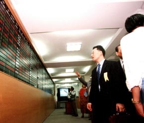 Một số người trong cuộc thường vận dụng đúng pháp luật bằng việc “tặng cho” số cổ phiếu khi họ có kế hoạch mà không phải là “chuyển nhượng”.