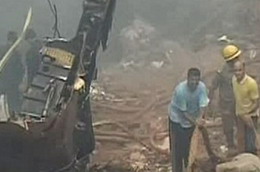 Khói vẫn bốc mù mịt quanh khu vực tai nạn - Ảnh: Reuters.