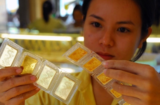 Trong nước, người dân đua nhau đem vàng đi bán, nhưng trên thị trường quốc tế, các nhà đầu cơ lớn đang tích cực gom mua.
