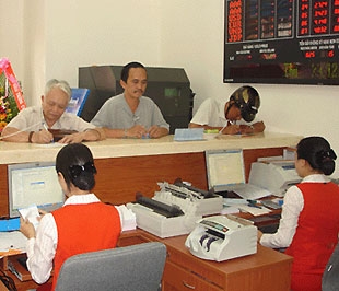 Trong cơ cấu thu nhập lũy kế của Sacombank đến hết ngày 31/8/2009, nguồn thu từ lãi tiếp tục duy trì 64%, còn lại là thu từ dịch vụ và thu nhập khác.