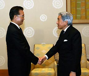 Thủ tướng Trung Quốc Ôn Gia Bảo yết kiến Nhật hoàng Akihito.