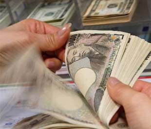 Từ đầu năm tới nay, đồng Yên tăng giá 25% so với USD, khiến hoạt động xuất khẩu của Nhật trong bối cảnh khủng hoảng và suy thoái toàn cầu đã khó càng thêm khó.