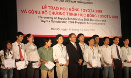 Toyota trao học bổng khoa học kỹ thuật