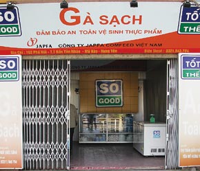 Vắng lạnh các cửa hàng kinh doanh gà sạch.