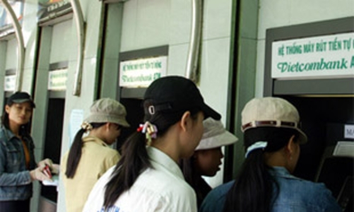 Dùng thẻ chịu phí ra sao?