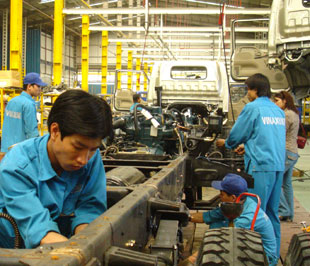 Lắp ráp xe tải tại nhà máy ôtô Vinaxuki - Ảnh: Đức Thọ.