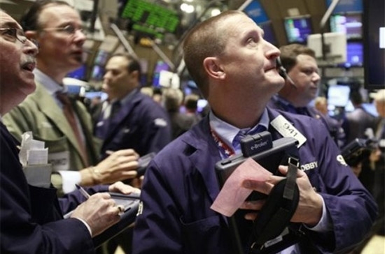 Thanh khoản của thị trường suy giảm rõ rệt khi trên sàn New York, khối lượng giao dịch phiên này giảm hơn 16% so với phiên trước đó - Ảnh: AP.