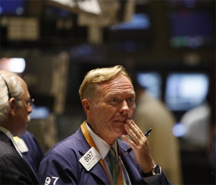 Chứng khoán Mỹ đã có phiên điều chỉnh giảm sau khi có được mức tăng mạnh mẽ tuần trước - Ảnh: Reuters.