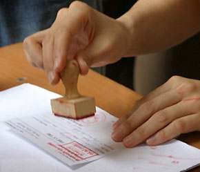 Con dấu của doanh nghiệp đang có nguy cơ tạo ra những cản trở vô hình trong hoạt động của doanh nghiệp thời kỳ hội nhập đầy thách thức.