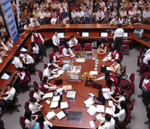 Một phiên đấu giá tại sàn Hà Nội trong năm 2007 - thời "hoàng kim" chưa xa của thị trường chứng khoán.