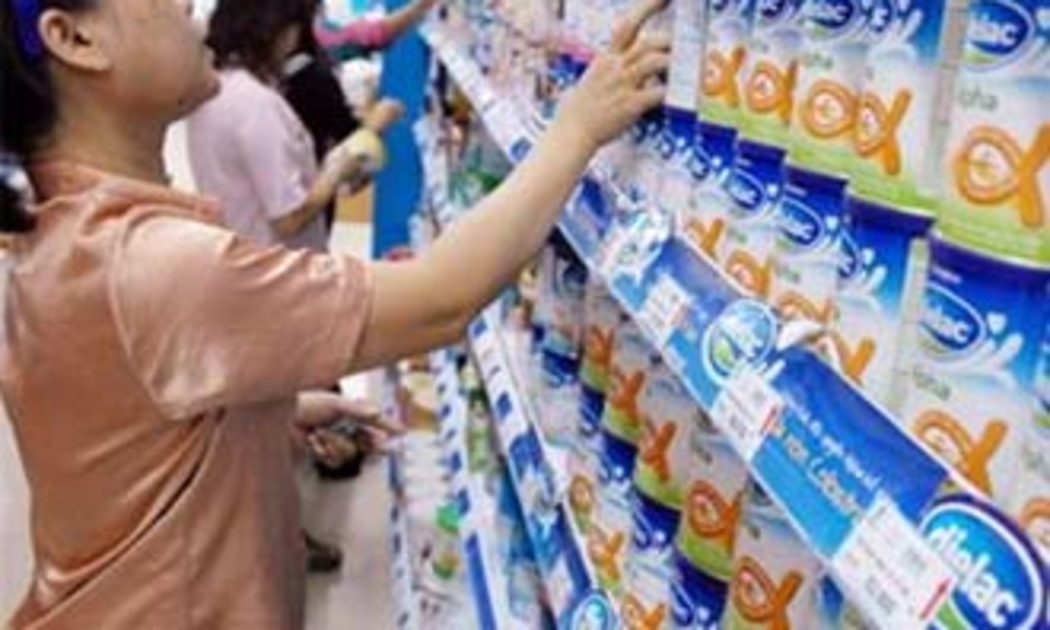 Giá cả tăng cao đang là nỗi ám ảnh của nhiều người dân - Ảnh: Tuổi Trẻ.