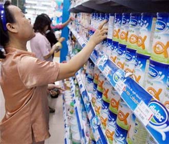 Giá cả tăng cao đang là nỗi ám ảnh của nhiều người dân - Ảnh: Tuổi Trẻ.