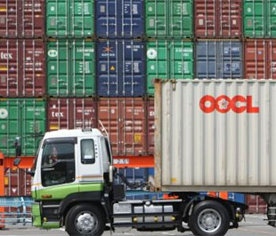 Xuất khẩu của Nhật trong tháng 8 tăng 0,3% so với cùng kỳ năm ngoái, so với mức dự báo tăng 2,4% trước đó của giới quan sát và mức tăng 8% của tháng 7 - Ảnh: Bloomberg.