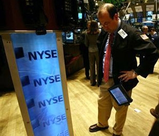 Trong tuần, chỉ số S&P 500 giảm 7% và trở thành tuần giảm điểm mạnh nhất kể từ tháng 10/2008, chỉ số Dow Jones mất 6,2%, chỉ số Nasdaq trượt 6,1% - Ảnh: Reuters.