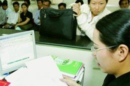 Đăng ký thành lập doanh nghiệp tại Sở Kế hoạch và Đầu tư Tp.HCM. Ảnh: Lê Toàn.