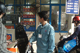 Từ 15h30 ngày 15/12, Petrolimex bắt đầu giảm 350 đồng/lít xăng.