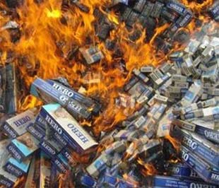Quang cảnh một vụ tiêu hủy thuốc lá lậu.
