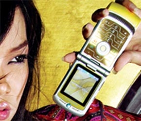 Có một thời người ta muốn lấy thời trang át điện thoại thông minh, nhưng gần đây, người tiêu dùng có vẻ chỉ thích "nàng" dế của mình thông minh hơn thay vì thời trang.